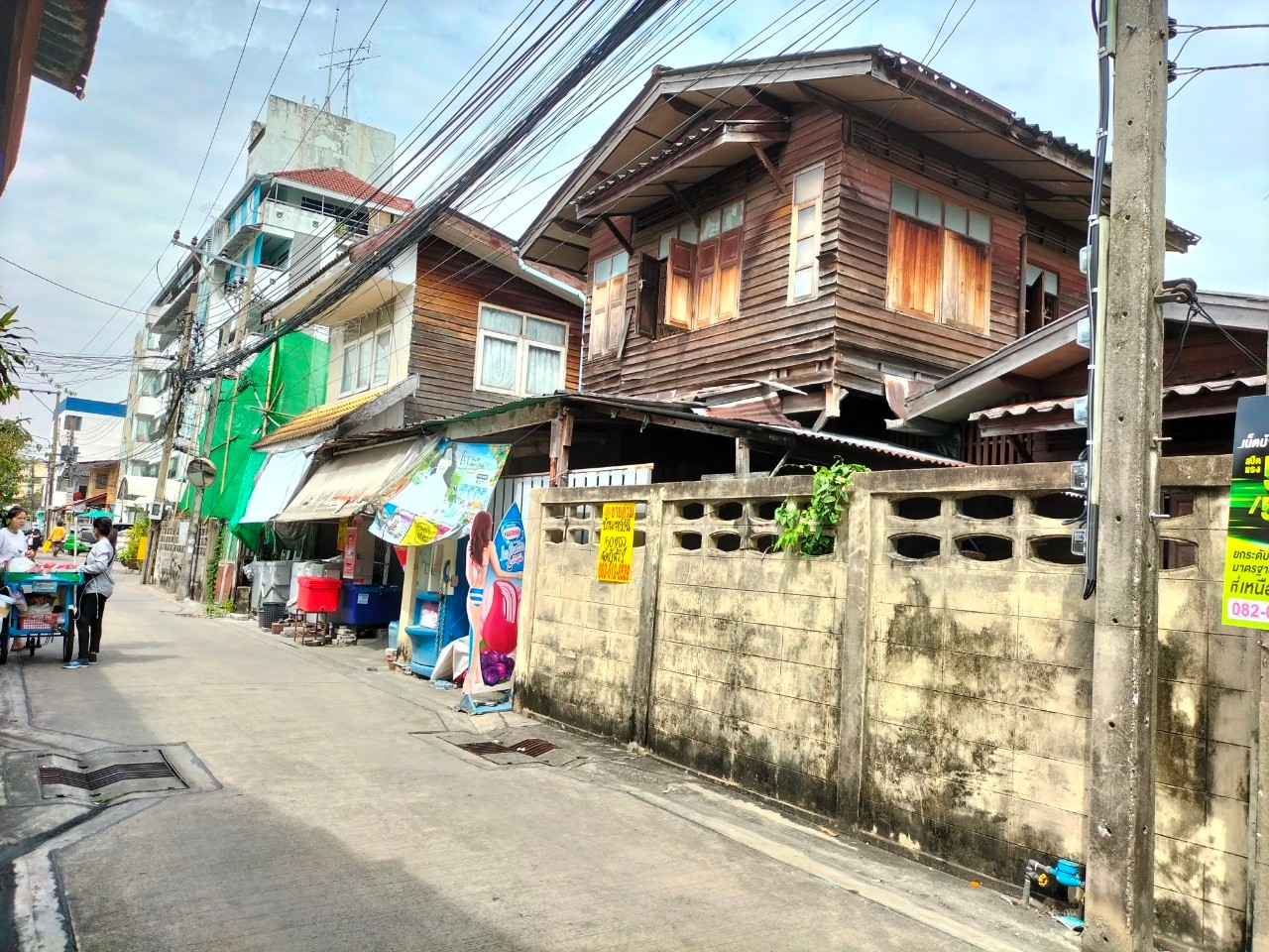 ขายบ้านไม้ 3 หลังติดกัน ในซอยสะพานขวา  แขวงบางซื่อ เขตดุสิต กรุงเทพมหานคร 