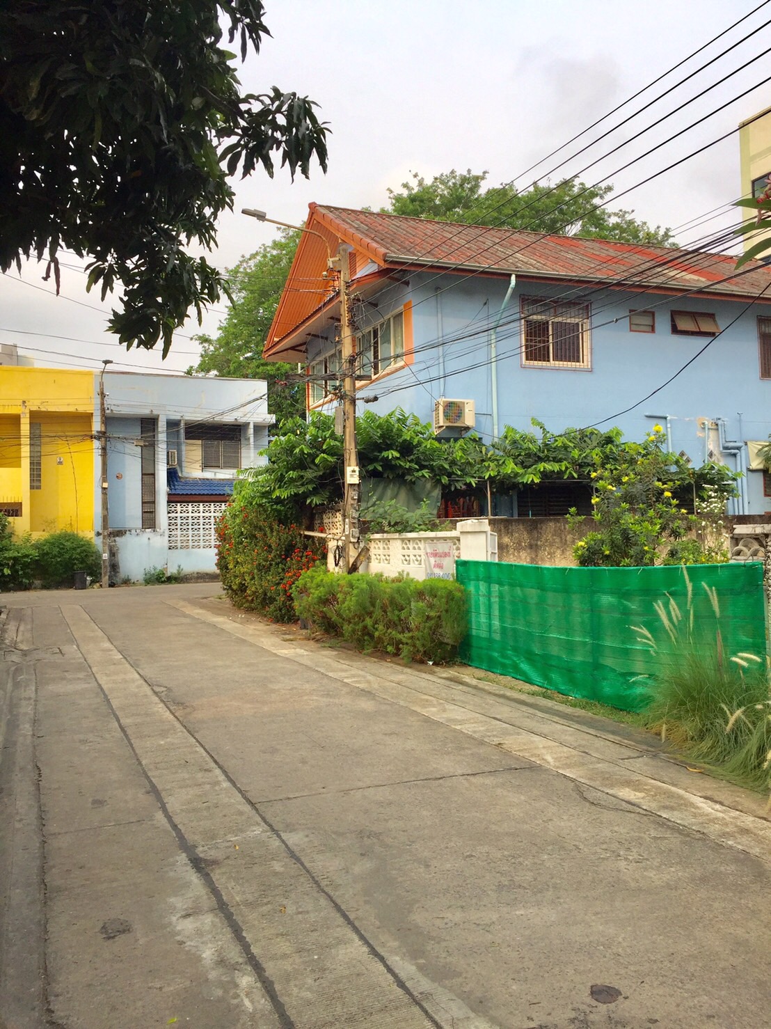 ขายที่ดินเปล่าพร้อมปลูกสร้าง ในหมู่บ้านซิเมนต์ไทย