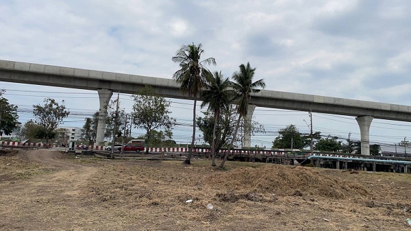 ขายที่ดิน 42 ไร่ 1 งาน 80 ตรว ติดถนนรามคำแหง 2 ฝั่ง  ใกล้ ร้านก๋วยเตี่ยวแม่ศรีเรือนที่ดินมี 2 ฝั่ง ฝั่งเหนือติดร้านแม่ศรีเรือน  ฝั่งใต้ติดโรงรับจำนำอีซี่มันนี่ 