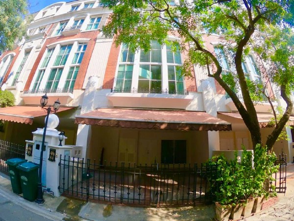 ให้เช่าทาวน์เฮ้าส์ 4.5 ชั้น หมู่บ้านบ้านกลางกรุง ทองหล่อ สุขุมวิท 55 Baan Klang Krung Thonglor ขนาด 380 ตรม. ใกล้ BTS Townhouse at Moo Bann Klang Krung Thonglor Opposite of J-Avenue Thonglor