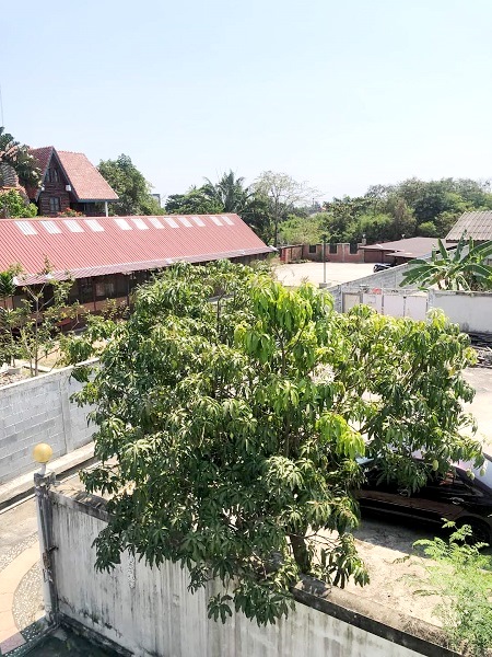  ขายบ้านพร้อมที่ดิน เนื้อที่234ตรว ซอยพุทธบูชา32  มีกำแพงสูง2เมตรล้อมรอบวิวบ้านสวน เข้าทางซอยอนามัยงามเจริญ25