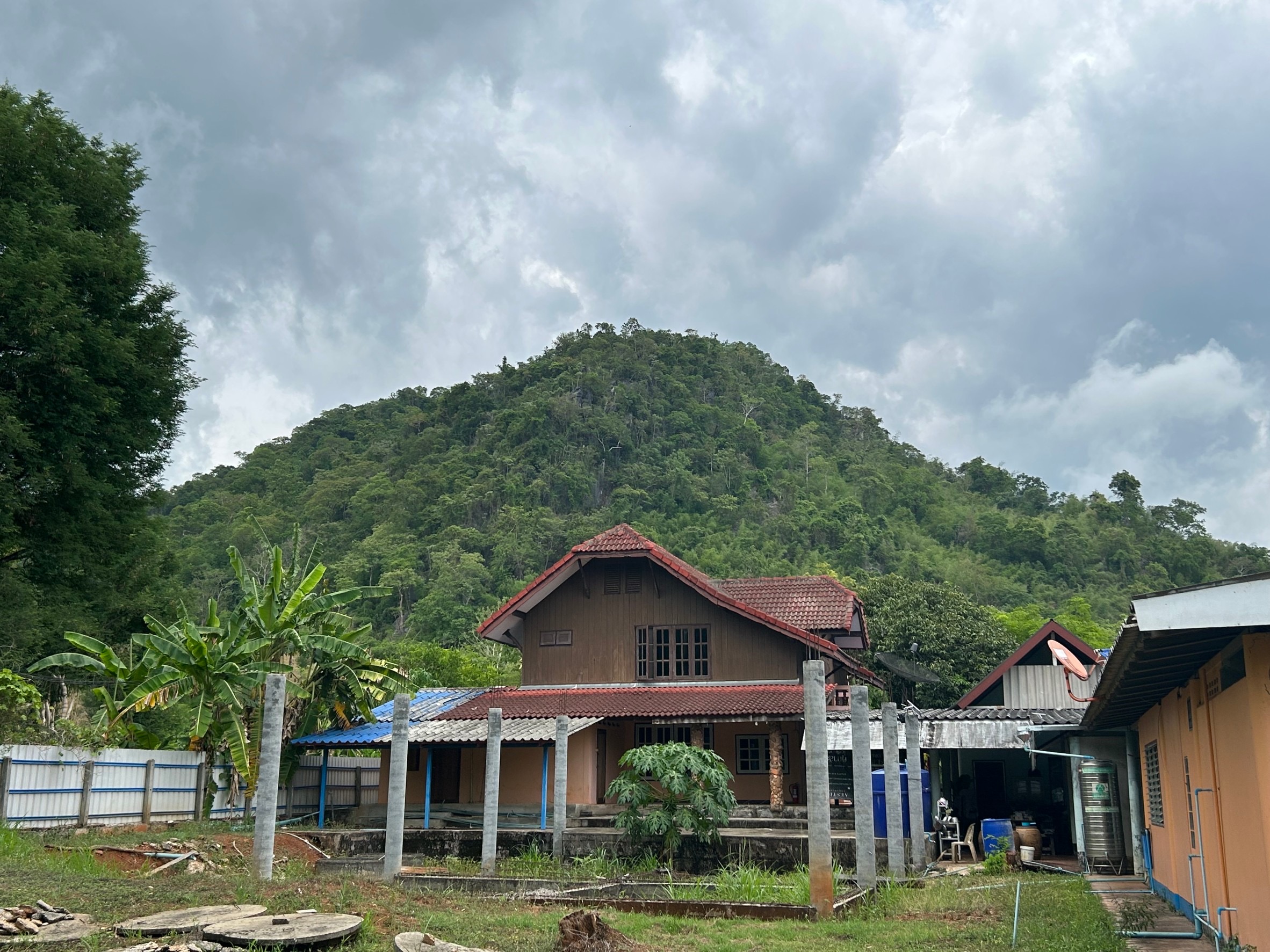 บ้านติดลำธาร วิวภูเขา กาญจนบุรี