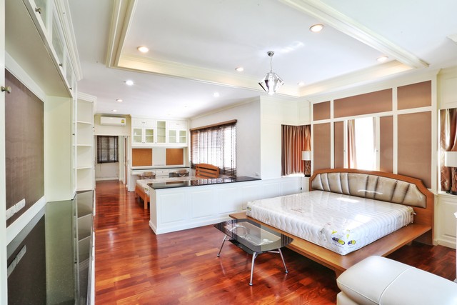 บ้าน  Q House Avenue พระราม5 195 ตรว. 4BR 29900000 บาท ใกล้กับ ทางด่วนศรีรัช หั่นราคา