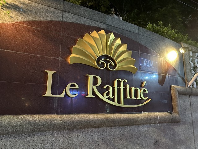 ออฟฟิตให้เช่า พื้นที่ใช้สอย 225 ่ตรม พร้อมทีจอดรถ4 คัน  อยู่ภายในคอนโด Le Raffine สุขุมวิท24 