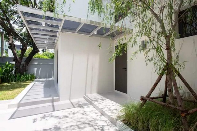 Pet-Friendly Single-Detached House for Rent, near BTS Ekkamai & Phra Khanong