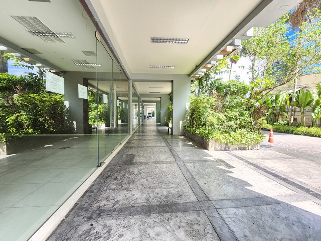 Commercial Space in Sukhumvit near BTS MRT and ARL, Suitable for Office/Showroom/Cafe