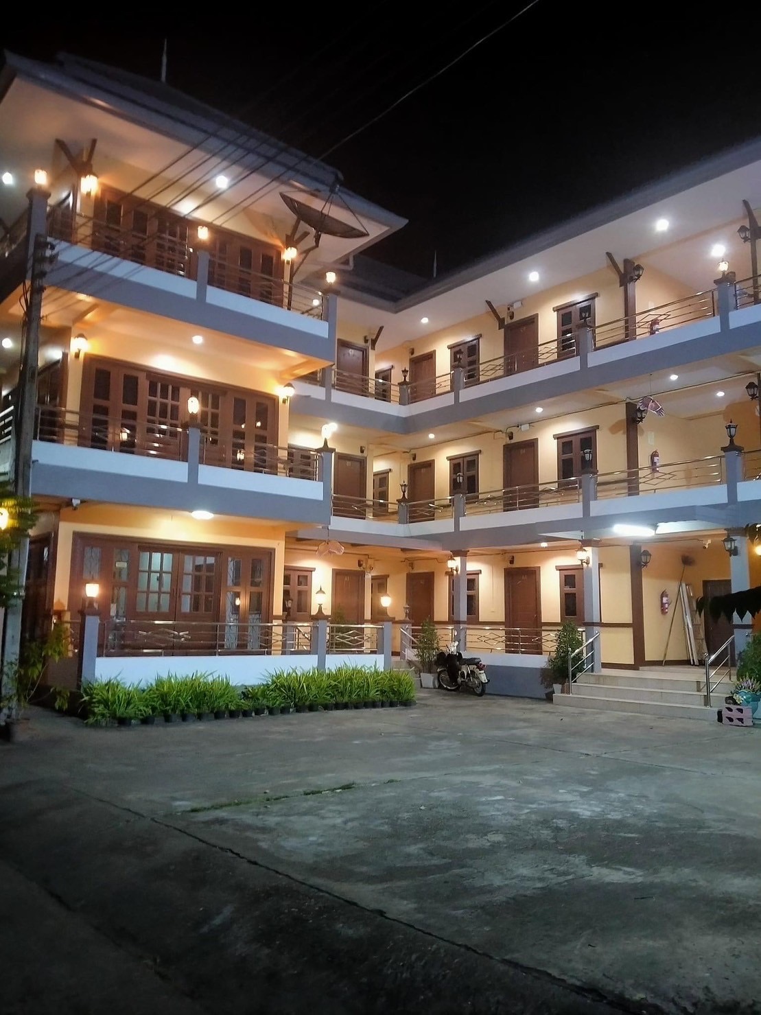 ขายอพาร์ทเม้นท์ 3 ชั้น จำนวนห้อง 30 ห้อง และที่ดินเปล่า 100 ตร.ว. ในเมืองหนองคาย ตำบลมีชัย อำเภอเมืองหนองคาย จังหวัดหนองคาย 43000