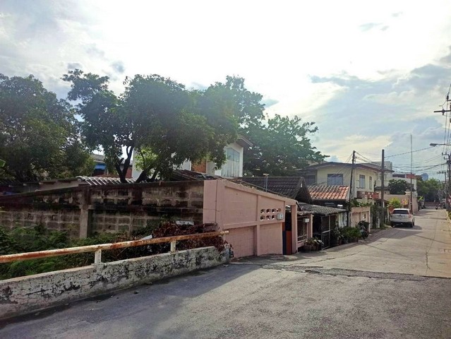ขายที่ดิน 72.7 ตรวแปลงมุม พร้อมบ้านเดี่ยว 2 ชั้น และ 6 ห้องเช่า ย่านสุทธิสาร ซอยอินทามระ 41 ใกล้ MRT สุทธิสาร 