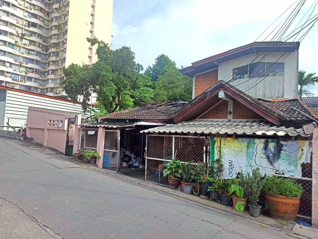 ขายที่ดิน 72.7 ตรวแปลงมุม พร้อมบ้านเดี่ยว 2 ชั้น และ 6 ห้องเช่า ย่านสุทธิสาร ซอยอินทามระ 41 ใกล้ MRT สุทธิสาร 