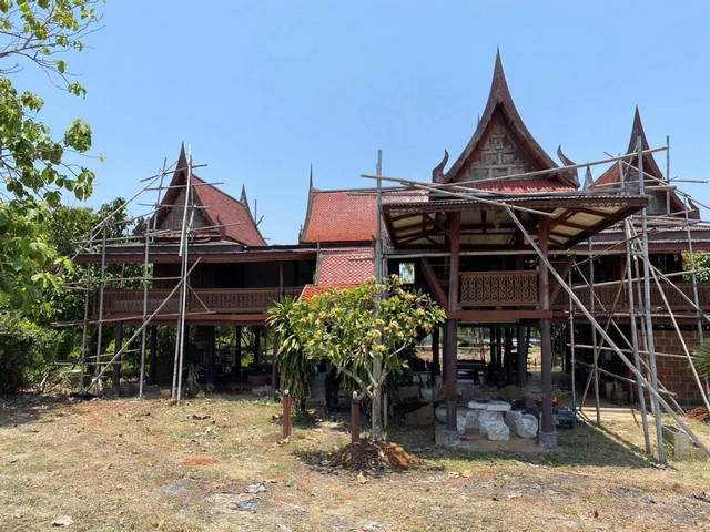 ขายบ้านเรือนไทย   ริมแม่น้ำท่าจีน กระทุ่มแบน สมุทรสาคร พร้อม อาคารอีก2 หลัง บนเนื้อที่ 2 ไร่ 3 งาน