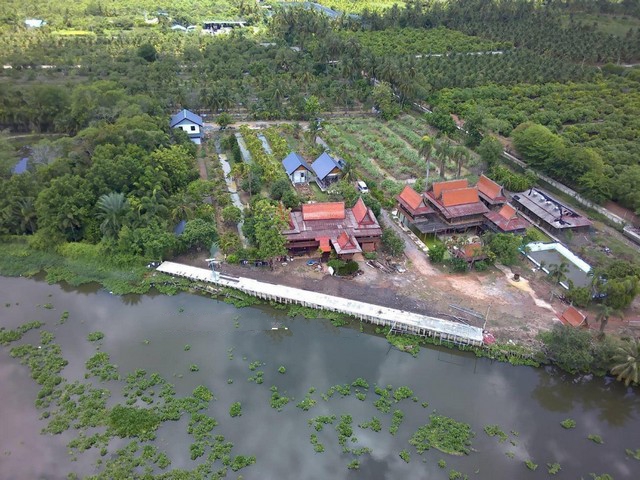 ขายบ้านเรือนไทย   ริมแม่น้ำท่าจีน กระทุ่มแบน สมุทรสาคร พร้อม อาคารอีก2 หลัง บนเนื้อที่ 2 ไร่ 3 งาน