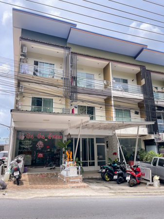 Commercial building for sale, 3 floors, 4 bedrooms, in a prime location on Koh Samui.