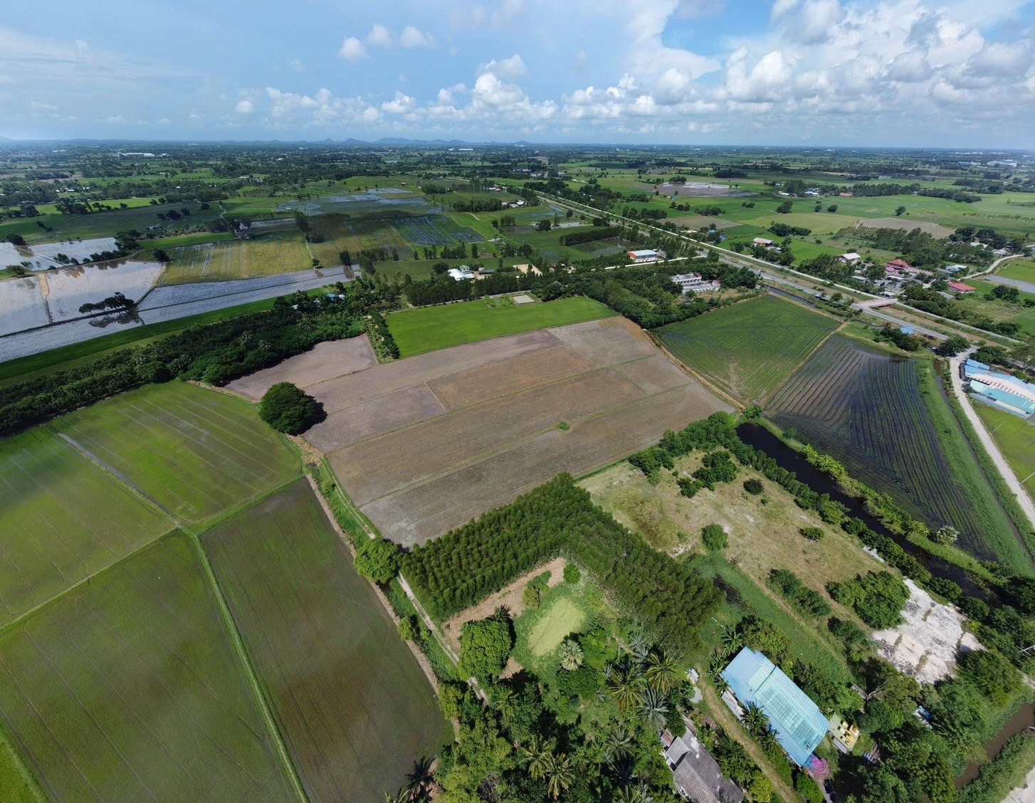 ขายที่ดินเปล่า โฉนดครุฑแดงติดถนนคอนกรีต ทำเลทอง จ.สุพรรณบุรี 