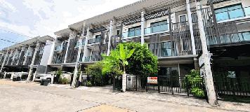 townhome ทาวน์ อเวนิว เมิร์จ รัตนาธิเบศร์ 20 sq.wa 0 Ngan 0 ไร่ 3 นอน 3500000 THAI BAHT ลดกระจาย ขายด่วน ขายขาดทุน ราคาทุน 4 ล้านบาท ราคานี้เพียง 3 เดือนเท่านั้น