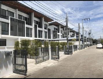 ให้เช่า Townhome 3 ชั้น โครงการ Cozy-โชคชัย4 สตรีวิทยา2 พื้นที่ 30 ตรว เนื้อที่ใช้สอย 240 ตรม.3 ห้องนอน3 ห้องน้ำ เข้า-ออกได้หลายทาง